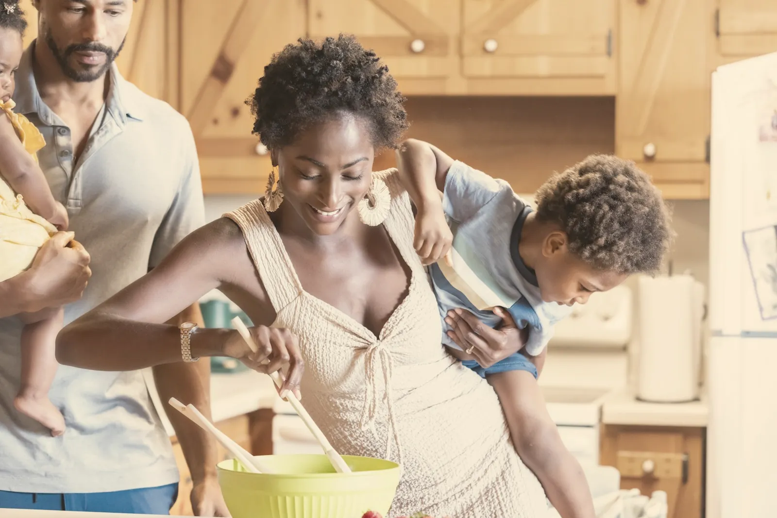 Eine Familie kocht gemeinsam in der Küche