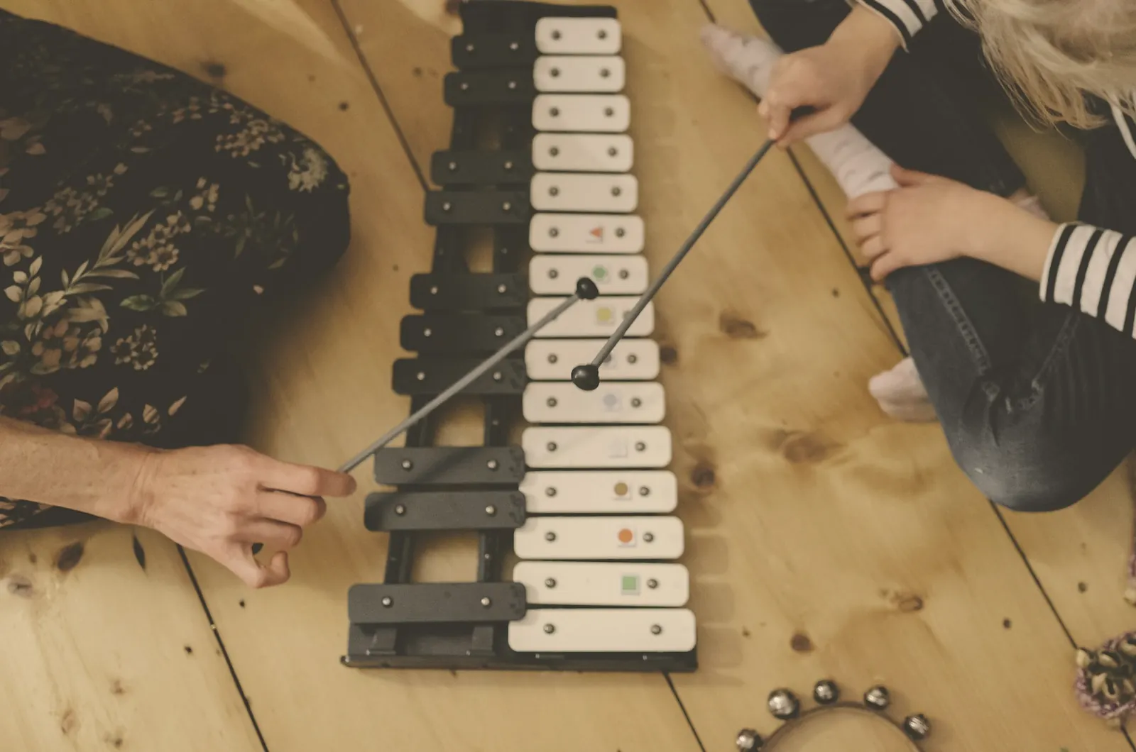 Kinder spielen Glockenspiel in einem Musikkurs